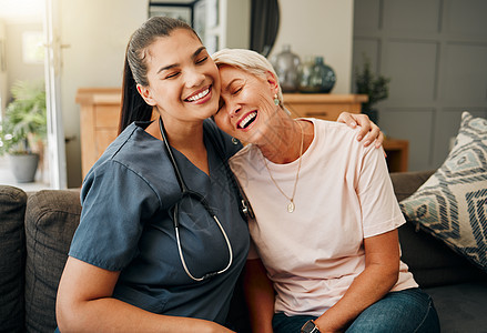 家庭客厅中的老年妇女 拥抱或医疗护理人员以舒适的信任 支持或安全保证 微笑 快乐或大笑的疗养院退休老人和保健巴西护士或帮助图片