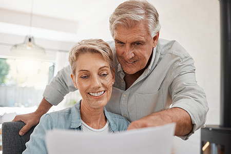 退休夫妇预算 金融和投资规划 贷款和家里的文书工作账单 快乐的男人 高级女人和阅读管理笔记 现金储蓄和财务养老金报告信的人图片