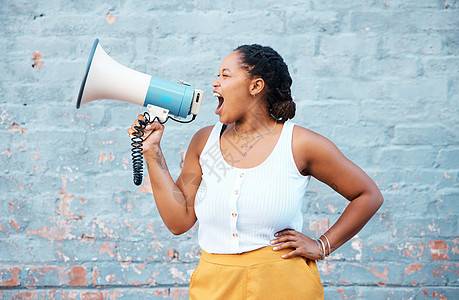 黑人妇女 扩音器扬声器和墙上背景公告 用于演讲 抗议和愤怒的声音 女权主义集会争取人权 正义和自由 性别平等 社会和新闻图片