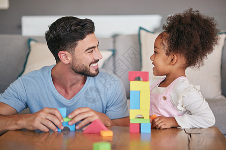 孩子 家庭和教育 一个女孩和她的父亲在家里的客厅里玩积木 与养父母和养子一起爱 学习和玩玩具图片