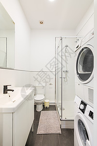 小型和狭窄的白色浴室 配有淋浴间 洗衣机和烘干机图片