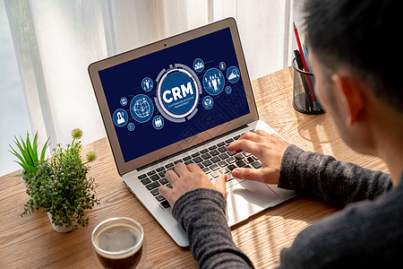 用于 CRM 业务的现代计算机上的客户关系管理系统软件职场顾客经理资源男人商务招聘笔记本人士个人电脑高清图片素材