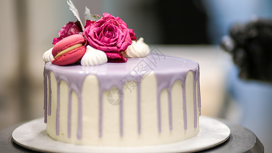 设计师装饰霜冻的Lilac浪漫快乐生日蛋糕顶顶婚姻香草花瓣玫瑰面包糖果酥皮奶油新娘奢华图片