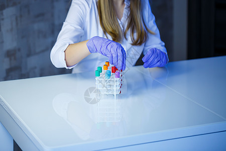 医学专家 实验室助理 医生在实验室进行分析 使用试管 移液器和培养皿来检测人体中细菌的存在学习盘子科学家研究管子实验药品化学品生图片
