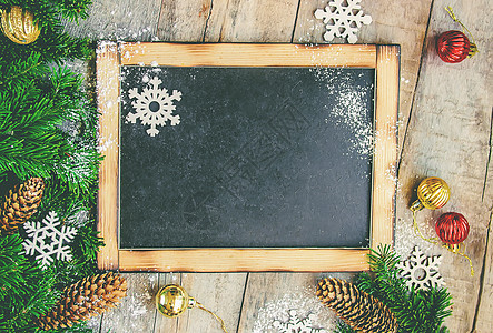 圣诞节背景 新年快乐 有选择的重点木头喜悦家庭松树盒子庆典乡村风格金子惊喜图片