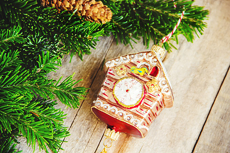 圣诞节背景 新年快乐 有选择的重点喜悦乡村盒子金子装饰松树木板木头惊喜家庭图片
