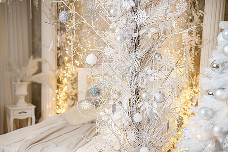 房子的内部装饰着一棵圣诞树 以迎接节日的到来 宽敞明亮的房间装饰有装饰品 新年 圣诞节装饰酒店假期家具庆典风格蜡烛礼物魔法窗户公图片