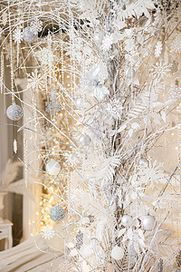 房子的内部装饰着一棵圣诞树 以迎接节日的到来 宽敞明亮的房间装饰有装饰品 新年 圣诞节装饰礼物庆典奢华魔法卡片季节家具公寓壁炉酒图片