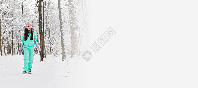 Banner 关于冬日复制空间 在冰冻公园 可爱黑发美女的画像图片