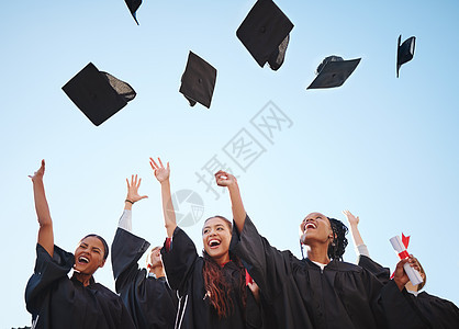 毕业帽 学生和研究生班在文凭和教育成功仪式上都很开心 大学或学院的学生和朋友们以幸福的微笑为证书成就而自豪图片