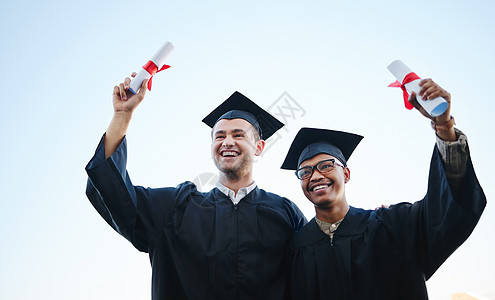 毕业后的毕业生 教育和学生在大学或学院庆祝成功后对未来感到兴奋 微笑 朋友和快乐的人获得奖学金庆祝学校证书图片