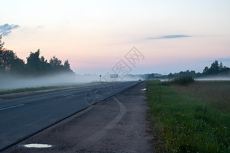 日落时在一条乡村公路上雾图片