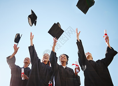 毕业 学生和教育目标成功庆祝与快乐的女人兴奋的胜利帽子扔 大学 动力和朋友一起毕业 为年轻学习者团结成就图片