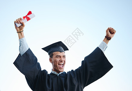 教育 成功和学生庆祝大学毕业 欢呼 喜悦和胜利 动机 愿景和人对在户外证书仪式上实现教育目标感到兴奋图片