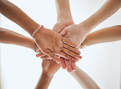 一群人团结一致 团队合作动机或支持伙伴关系目标 成功和协作成就 对愿景 使命或交易充满信任的团队建设 社区或朋友图片