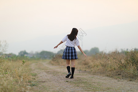 在户外公园看的亚洲美丽的日本女校校校服蓝色扮演角色天空头发公园裙子女孩姿势农村图片