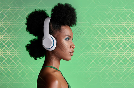 工作室背景上的黑人女性 音乐耳机和时尚发型 带有绿色几何图案和化妆品 听牙买加广播播客的美女模特的风格 趋势或自豪感图片
