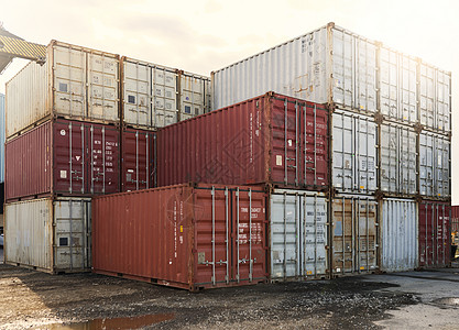 集装箱 航运和物流货物储存在港口 用于国际和全球货运 户外供应链的电子商务库存 送货服务或商业分销贸易图片