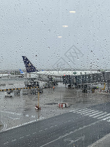 登机前在机场暴风雨 透过雨滴看飞机 主题天气 延误 取消航班图片
