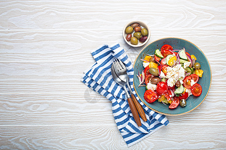 希腊沙拉 配有Feta奶酪 蔬菜 蓝碗的橄榄和白木本桌子乳酪高架白色烹饪餐厅食物饮食盘子黄瓜图片