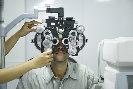 人有眼睛测试 使用磷酸酯机器药品眼科诊断专家奇观风镜器材店铺诊所背景图片