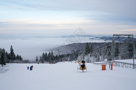 德国黑森州 Ren 的山上壮丽的冬季景观 神奇的高大苍松和雪杉覆盖着冰雪 地平线创造了一种幻觉 并与多云的天空和雾气融为一体 覆图片