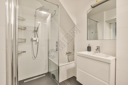 一个带淋浴和水槽的白色浴室木头装饰地面脸盆风格龙头财产厨房镜子摊位图片