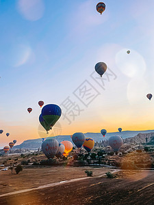 热气球飞过卡帕多西亚的岩石风景 背景天空美丽蜜月旅行娱乐美丽世界工作悬崖飞机胡同蓝色火鸡图片