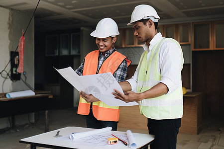 工程师讨论专业建筑师设计师结构工程师团队同事讨论建筑规划设计项目职场职业建造绘画男性文档建设者技术男人文书背景