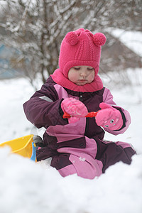 可爱的女孩在操场上用铲子和大桶挖雪 在冬季户外玩耍的小女孩童年衣服假期家庭夹克天气快乐享受情感乐趣图片