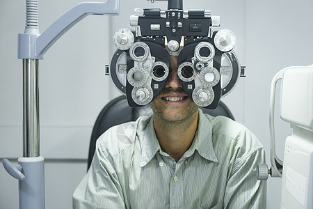 人有眼睛测试 使用磷酸酯专家技术验光店铺机器诊所风镜诊断验光机眼镜背景图片