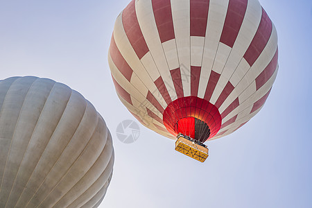 蓝色天空上美丽的热气球冒险自由闲暇日落旅行运输薄雾橙子飞机假期图片