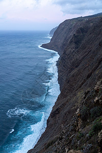 夕阳观视海洋和岩石的美丽背景力量海岸场景蓝色天际旅游海浪悬崖地平线天空图片