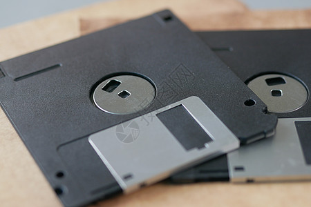 灰色背景上的老旧软盘存储黑色记忆读者指令贮存电脑数据代码办公室图片