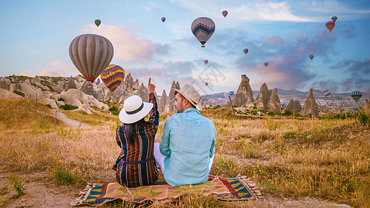 卡帕多西亚土耳其日出期间 在土耳其山上度假的情侣图片
