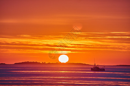 阳光和海岸的日出明亮 有渔船和金色光照图片