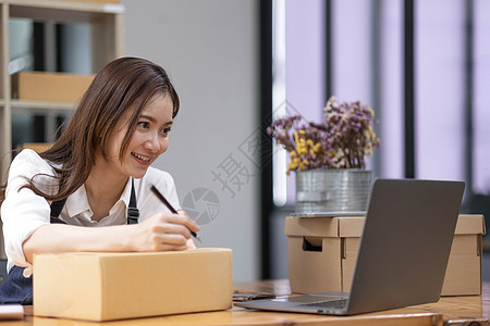 成功创业的女企业家 在她的家庭办公室进行在线销售和Parcel航运 准备向客户交付产品包箱装货 单位 千美元商业生意职业送货电子图片