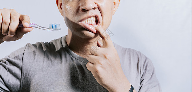 拿着牙刷的牙龈炎患者 人们拿着牙刷牙龈疼痛 拿着牙刷牙龈疼痛的人 拿着牙刷牙龈问题的人被隔离口腔身体护理牙齿刷子治疗裂痕手术胡子图片