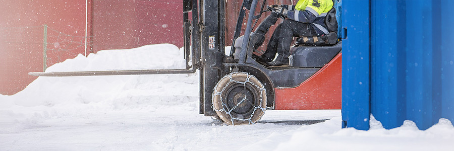 冬季在雪上装货的运货车 装载者乘雪骑雪 轮子上有铁链 以减少滑坡和旋转天气鼓风机车轮运输机械全体安全卡车滑移机器图片