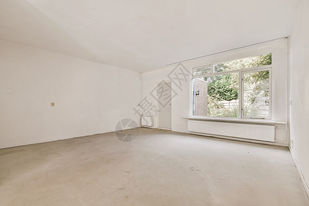 装有大窗户和白墙的起居室桌子角落建筑白色壁炉地毯建筑学风格奢华财产图片