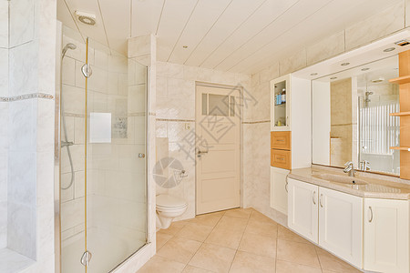 浴室 有淋浴间和洗手间图片