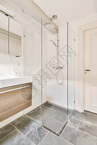 一个带淋浴和水槽的小浴室房间镜子洗澡设备财产装饰木头洗手间卫生建筑学图片
