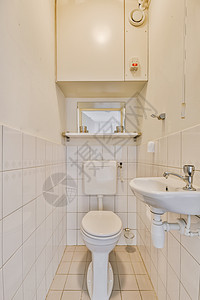一个小浴室 有厕所和洗手间内阁洗澡窗户脸盆瓷砖地面装饰房间奢华浴缸图片