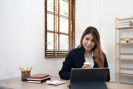 亚洲女性使用笔记本电脑 在办公室工作 在办公桌上使用计算器文档 进行规划分析财务报告 商业计划投资 财务分析概念会议文书报告团队图片