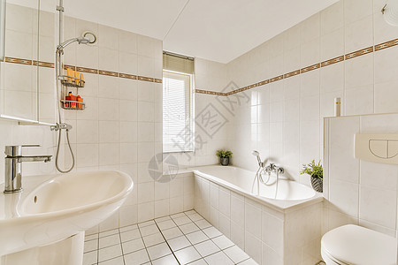 一个带浴缸和水槽的白色浴室公寓淋浴装饰建筑学窗户住宅桌子奢华风格镜子图片