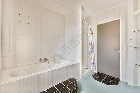 一个带浴缸和淋浴的小型浴室窗户设备镜子建筑学卫生房子房间公寓风格财产图片