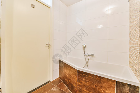 白色浴室 有浴缸和门奢华财产设备家具公寓木头血管镜子淋浴龙头图片