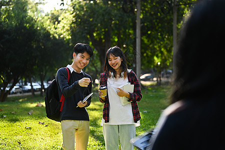 大学生在大学校园散步时畅谈课文的欢乐学生们图片