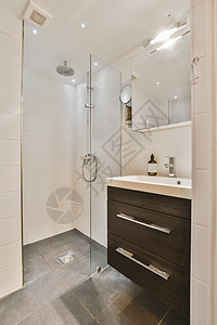 一个带淋浴和水槽的小浴室房子内阁设备厨房镜子桌子地面装饰木头洗手间图片