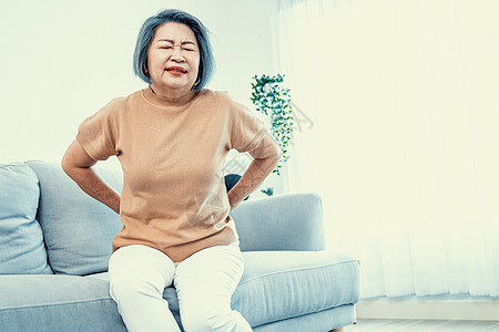 一个痛苦的老年女人 经历背痛医学家庭中心保健康复帮助病人腰椎护理女士图片